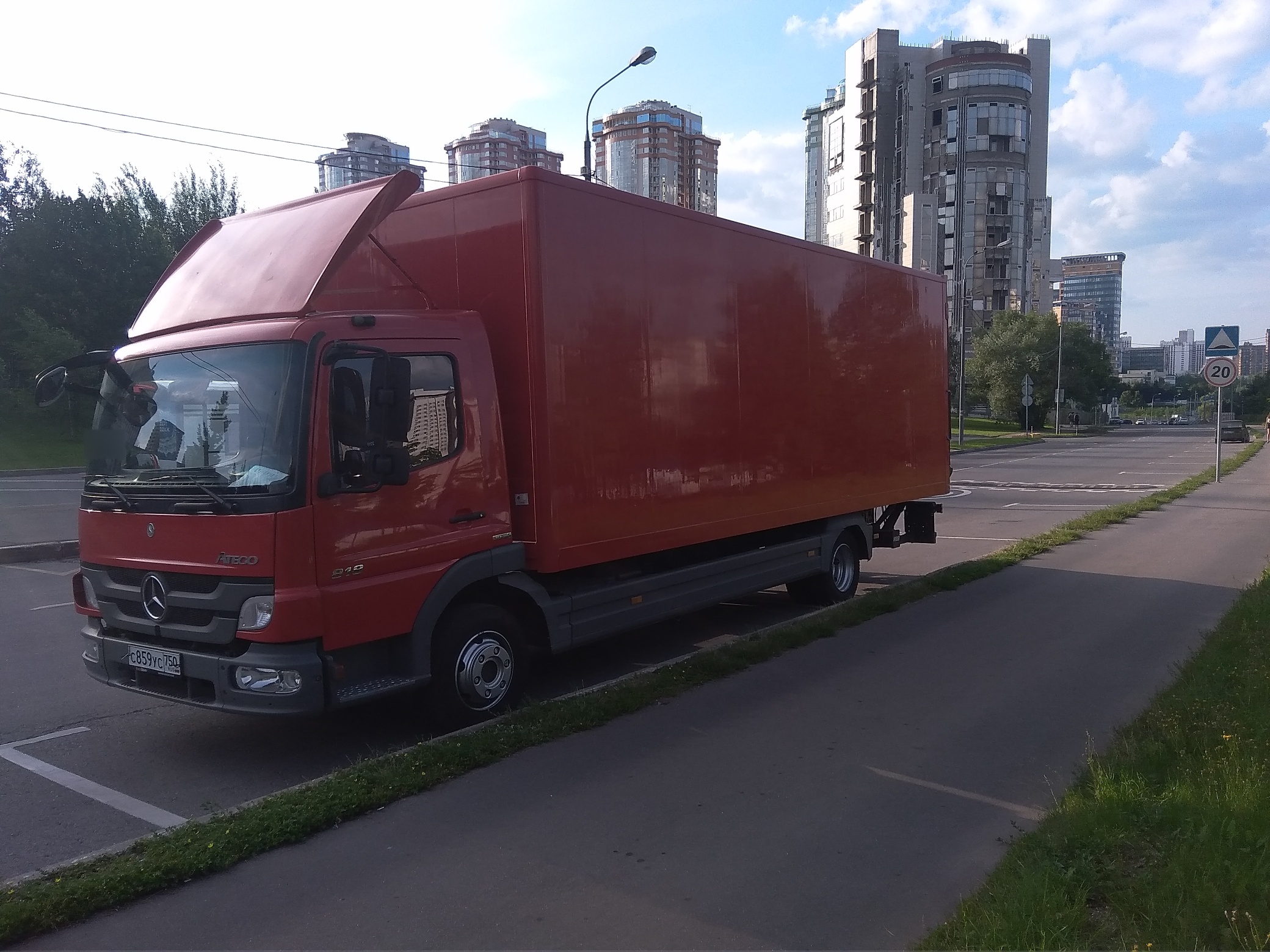 Красный грузовой автомобиль транспортной компании