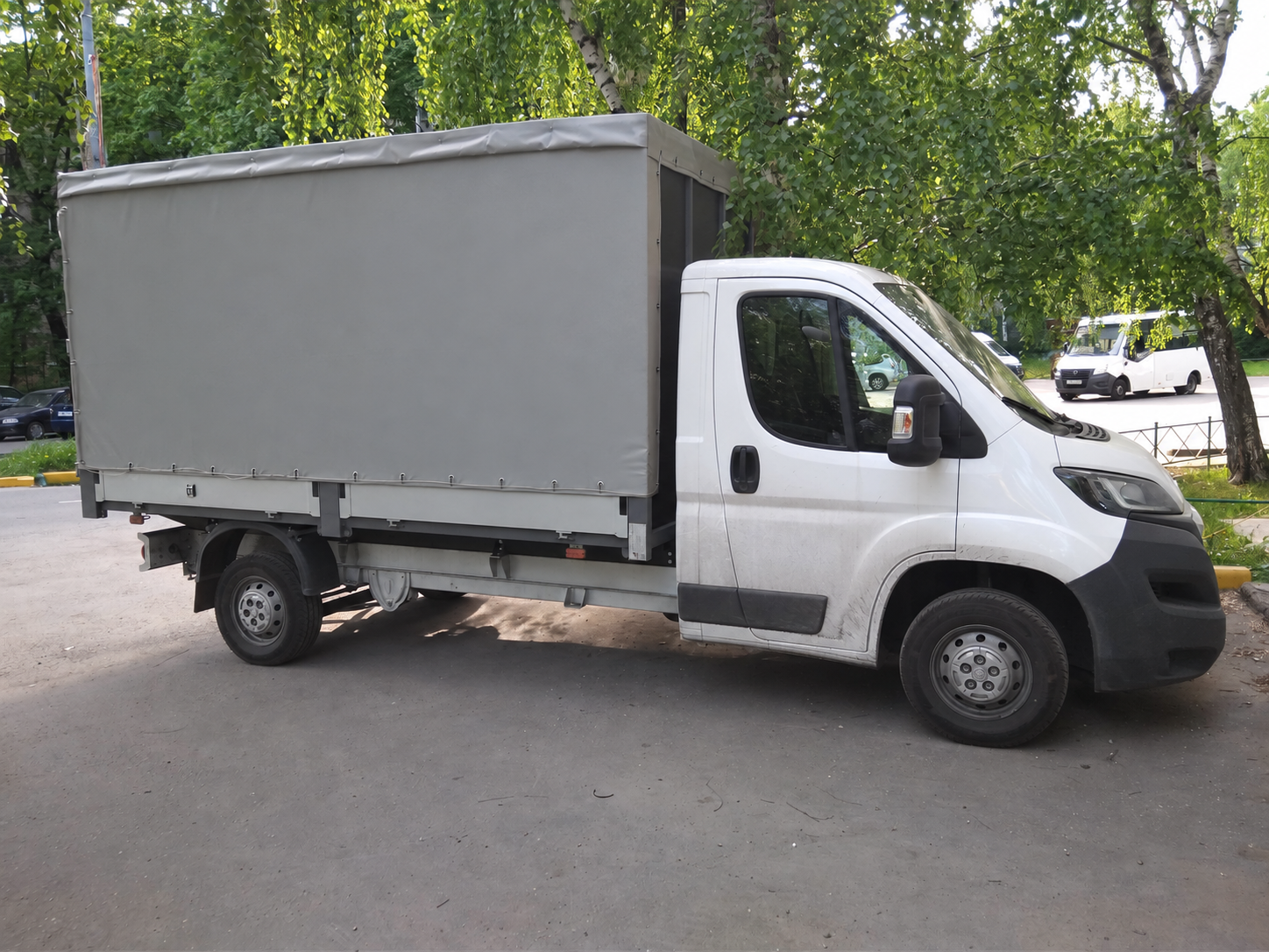 Автомобиль корпоративного автопарка сервисного металлоцентра без световой полосы